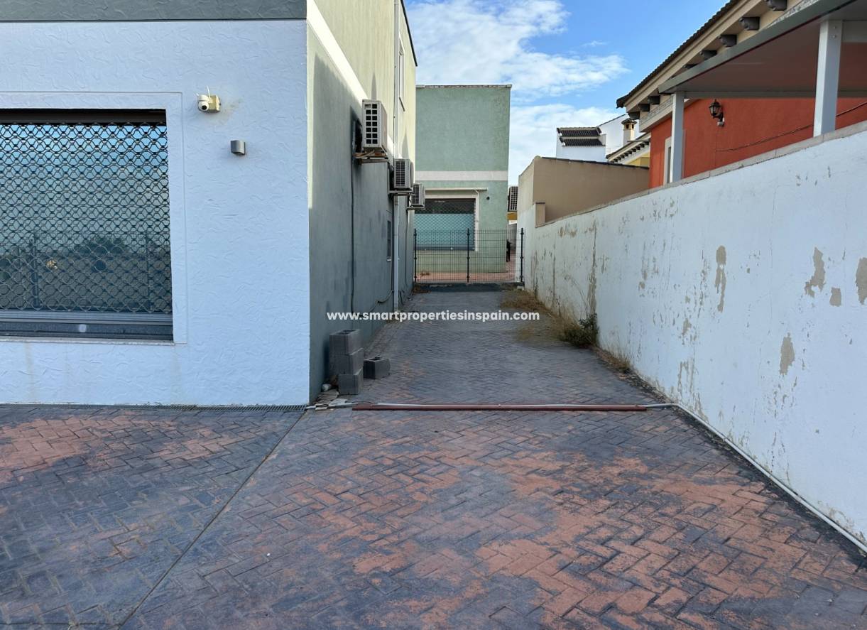 Wiederverkauf - kommerziell - La Marina - Urbanización La Marina