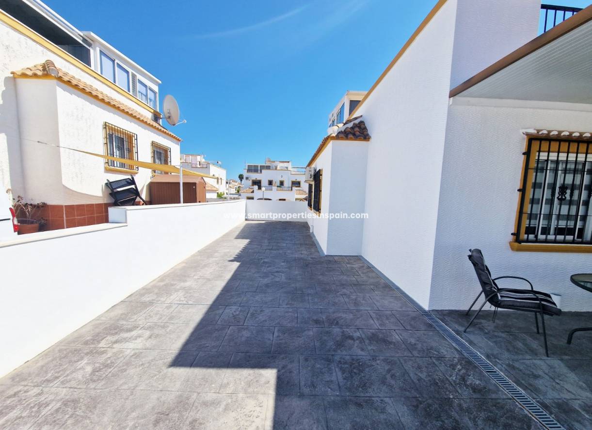 Wiederverkauf - Quad Villa - La Marina - Urbanización La Marina