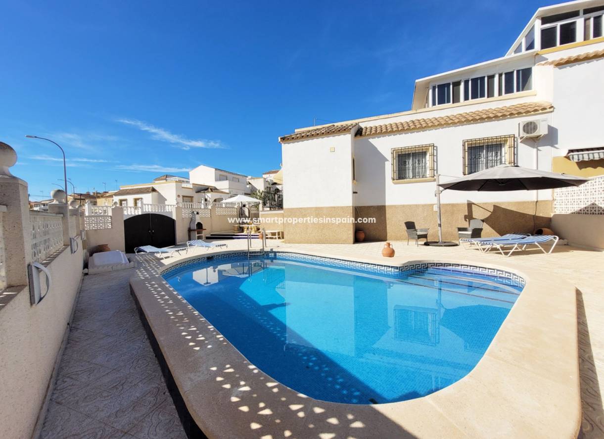 Wiederverkauf - Quad Villa - La Marina - Urbanización La Marina