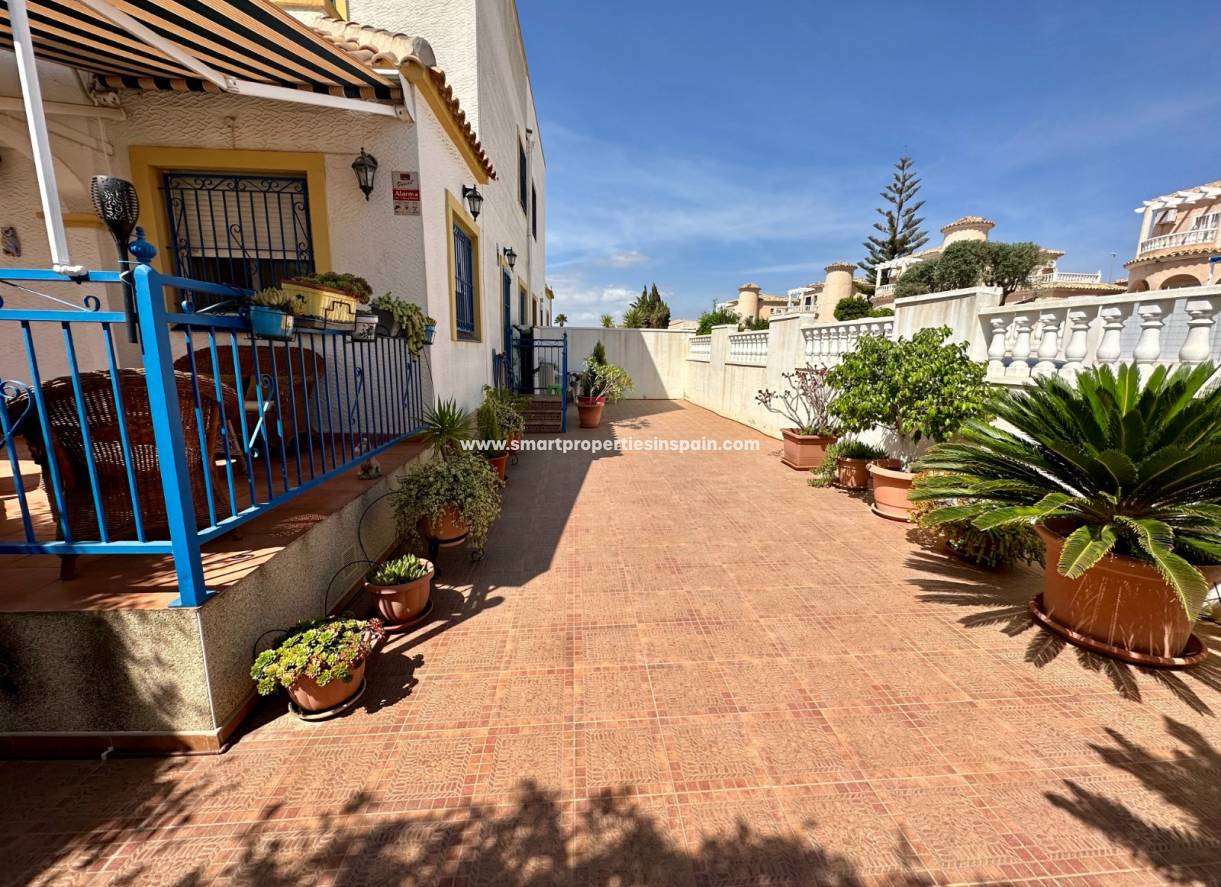 Wiederverkauf - Quad Villa - La Marina - Urbanización La Marina