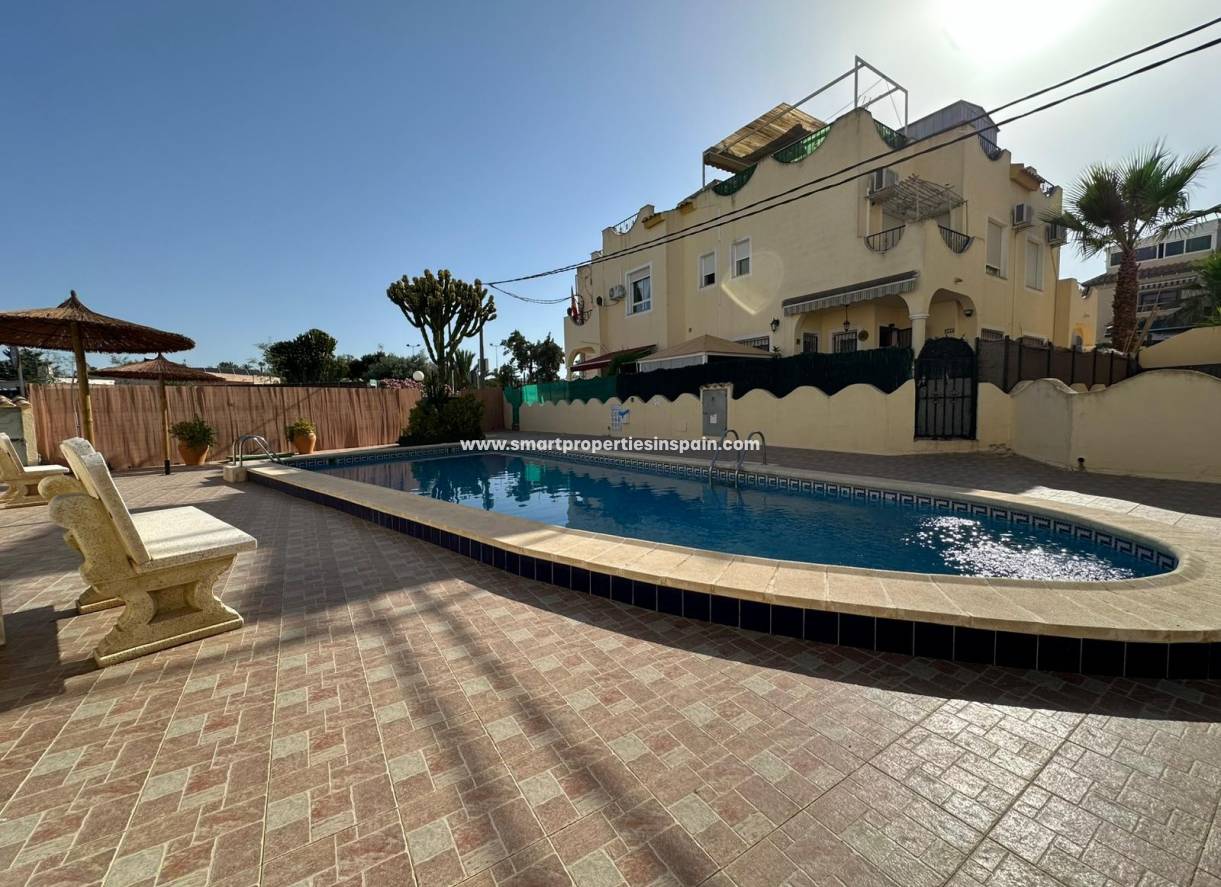 Wiederverkauf - Quad Villa - La Marina - Urbanización La Marina