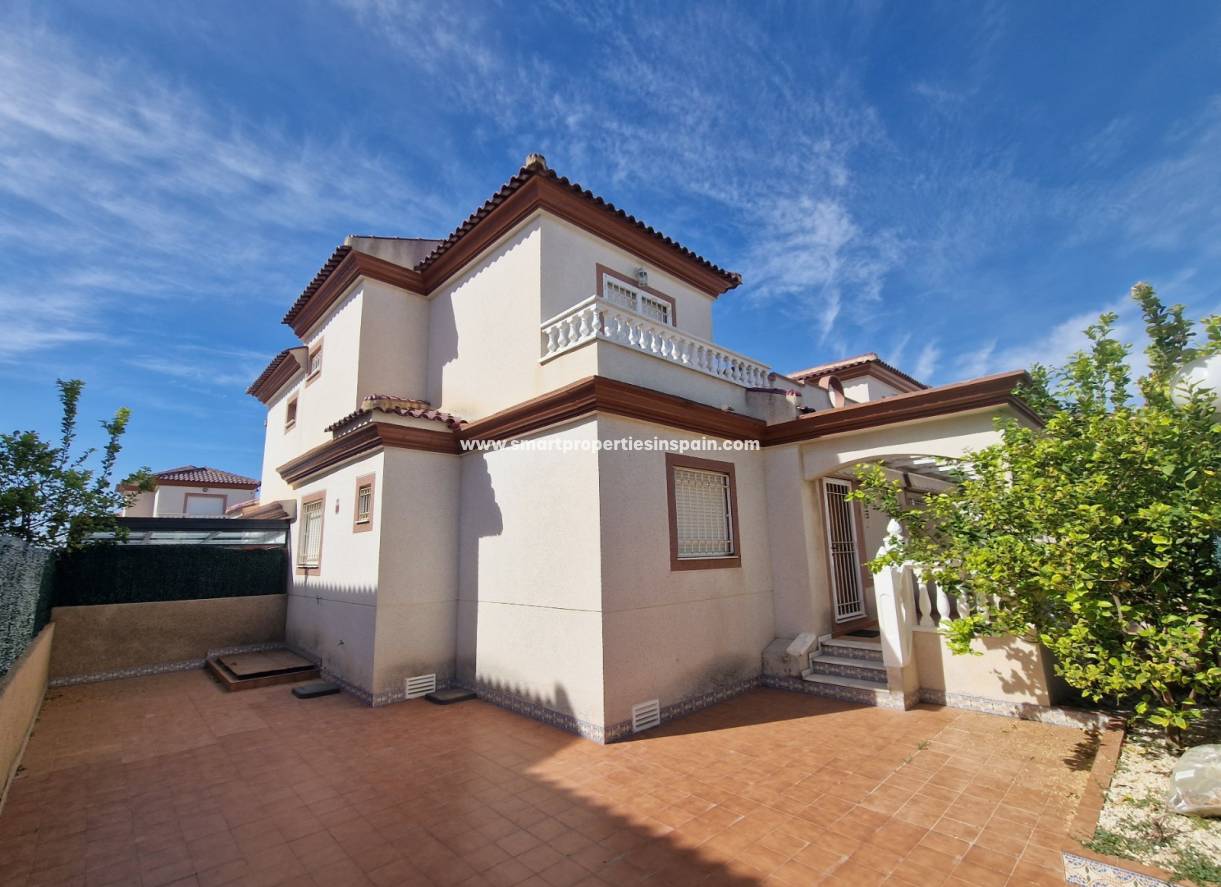 Wiederverkauf - Semi Detached Villa - La Marina - Urbanización La Marina