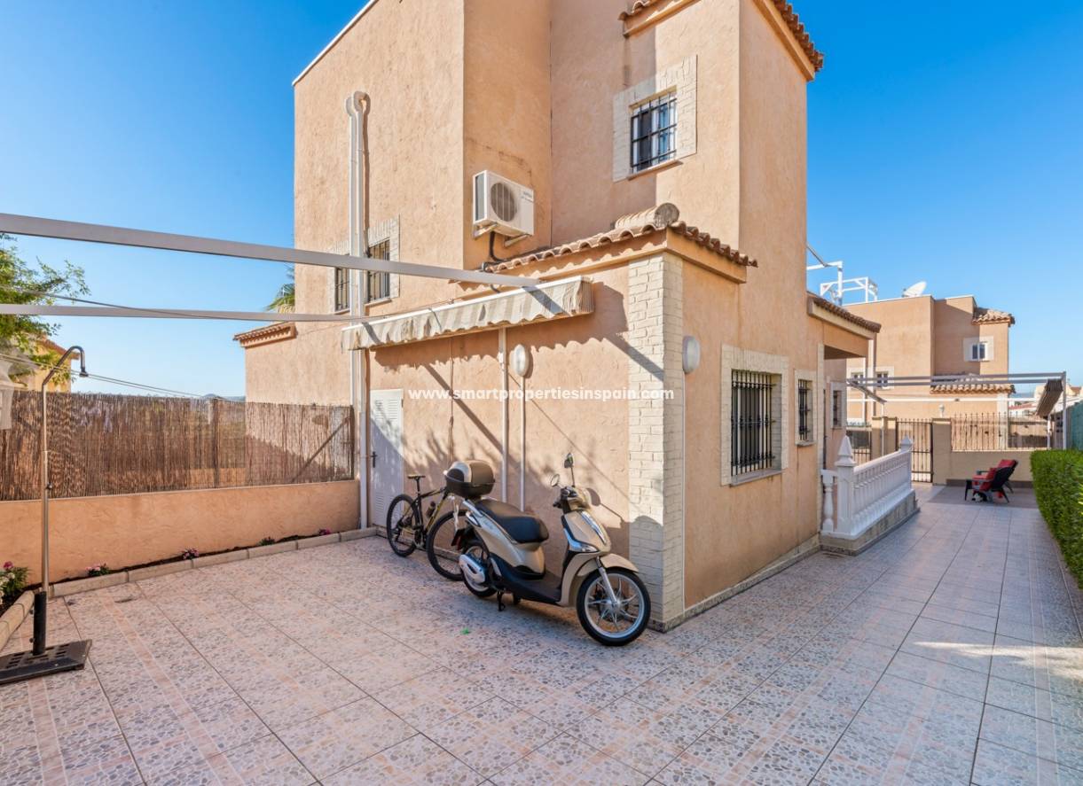 Wiederverkauf - Semi Detached Villa - La Marina - Urbanización La Marina
