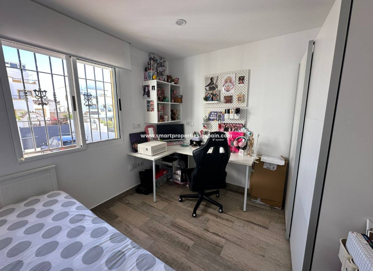 Wiederverkauf - Semi Detached Villa - La Marina - Urbanización La Marina