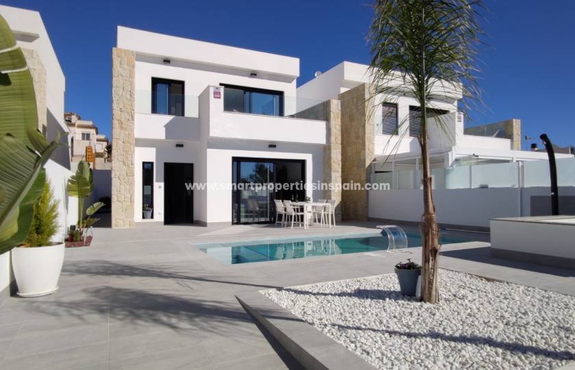 Deze nieuwbouw villa te koop in de urbanisatie La Marina zal uw dromen waarmaken