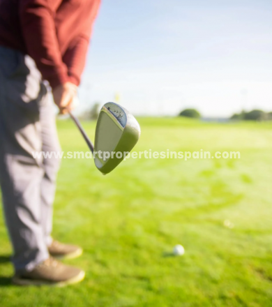 ¿Qué campos de golf puedo encontrar cerca de mi chalet en La Marina urbanización?
