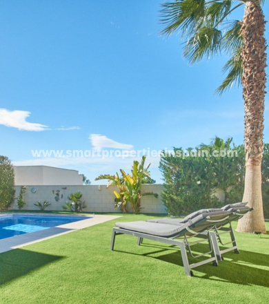 Discover the best way to enjoy the Costa Blanca South: living in this detached villa for sale in La Marina urbanization