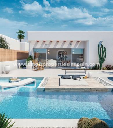 Elegante Nieuwbouw vrijstaande villa in de urbanisatie La Marina, een bijzondere plek om te wonen aan de Costa Blanca
