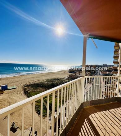 Venez vivre à deux pas de l'une des plages les plus spectaculaires de la Costa Blanca dans cet appartement à vendre à La Mata, avec vue sur la mer
