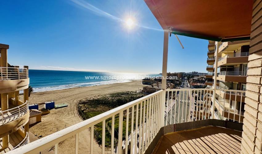 Venez vivre à deux pas de l'une des plages les plus spectaculaires de la Costa Blanca dans cet appartement à vendre à La Mata, avec vue sur la mer