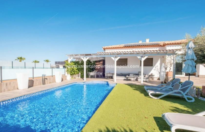 Freistehende Villa zum Verkauf in der Urbanisation La Marina mit privatem Pool: ein Zuhause zum Ankommen