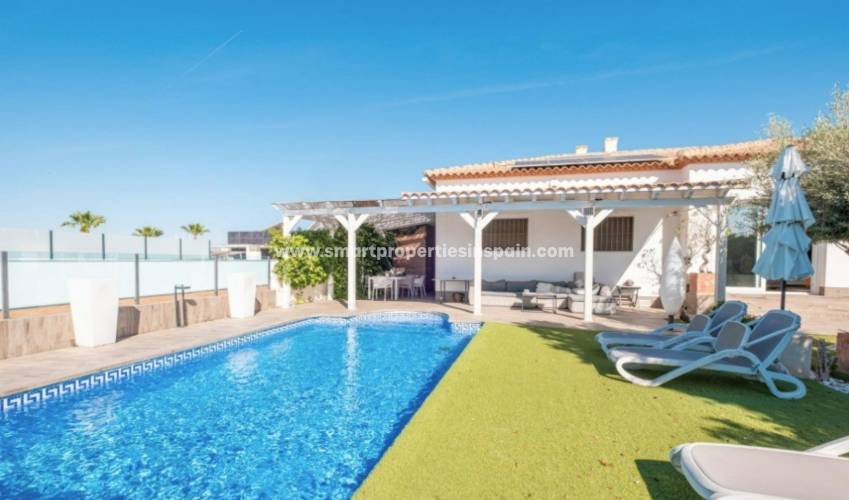Laat je verrassen door deze vrijstaande villa te koop in de urbanisatie La Marina met privézwembad