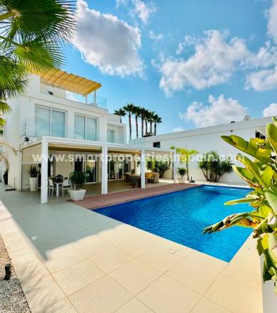 In deze villa met zwembad te koop in de urbanisatie La Marina vindt u de levenskwaliteit die u altijd al wilde