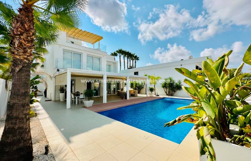In this villa with pool for sale in the La Marina urbanization you will find the quality of life you have always wanted