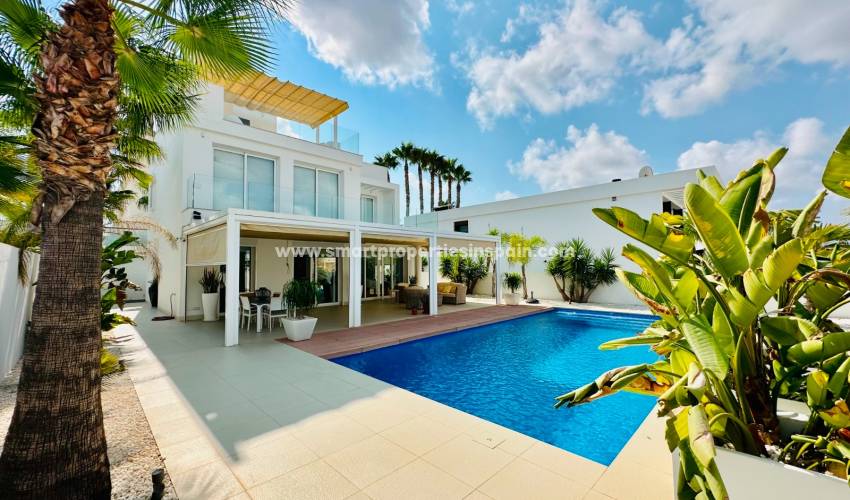 En esta villa con piscina en venta en urbanización La Marina encontrarás la calidad de vida que siempre has deseado