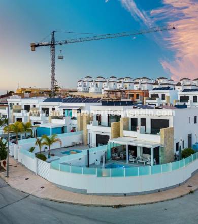 New launch in Paraje Hill! We present our new development of new build villas for sale in La Marina Urbanization near the sea