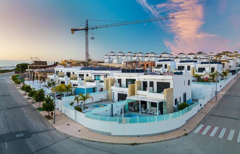 New launch in Paraje Hill! We present our new development of new build villas for sale in La Marina Urbanization near the sea