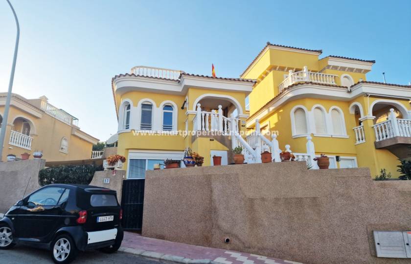 In dieser freistehenden Villa zum Verkauf in der Urbanisation La Marina finden Sie das Gleichgewicht zwischen Stadtleben und Natur