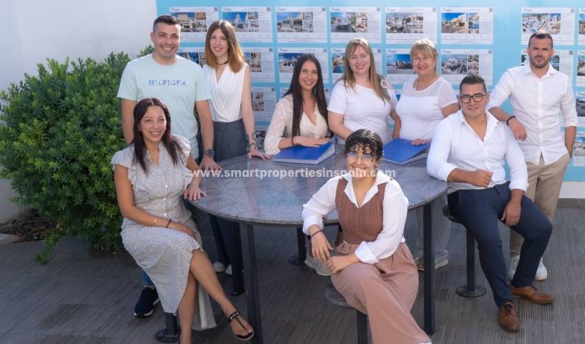 Quels services SMART PROPERTIES vous propose-t-il lors de l'achat d'une maison à vendre dans l'urbanisation La Marina ?