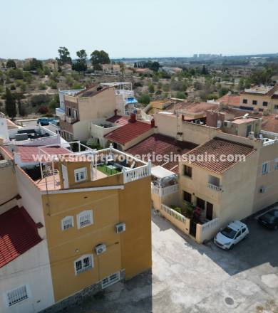 Townhouse for sale in La Marina urbanization: a renovated home to enjoy the Mediterranean