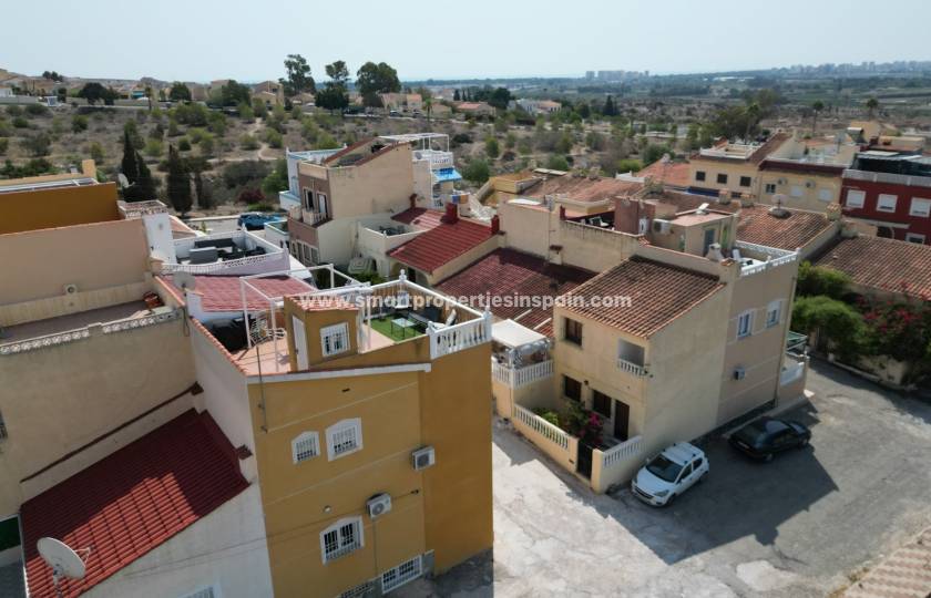 Maison mitoyenne à vendre dans l’Urbanisation La Marina : une maison rénovée pour profiter de la Méditerranée