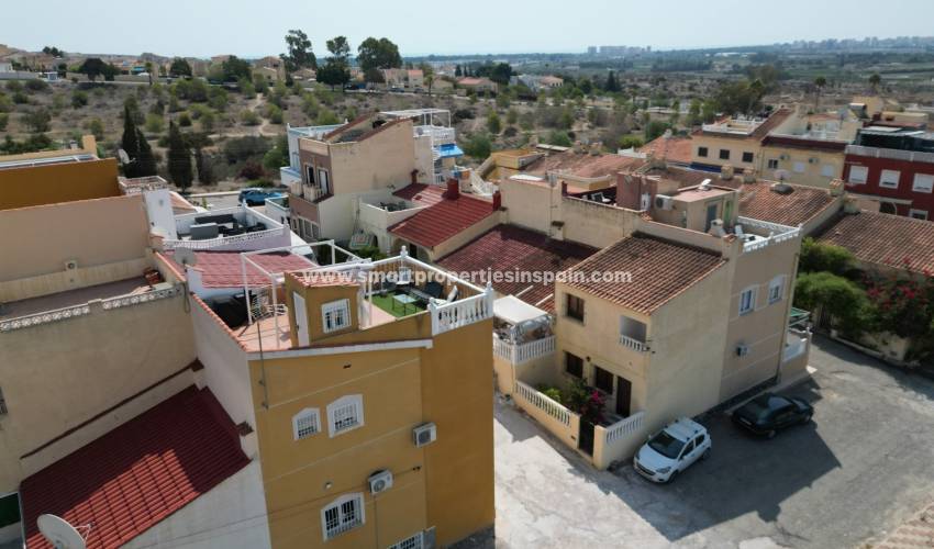 Maison mitoyenne à vendre dans l’Urbanisation La Marina : une maison rénovée pour profiter de la Méditerranée