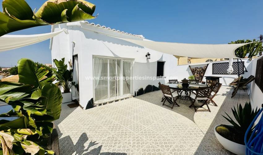 If you are looking for a place on the Costa Blanca to unwind, you can't miss this resale villa in the La Marina Urbanization