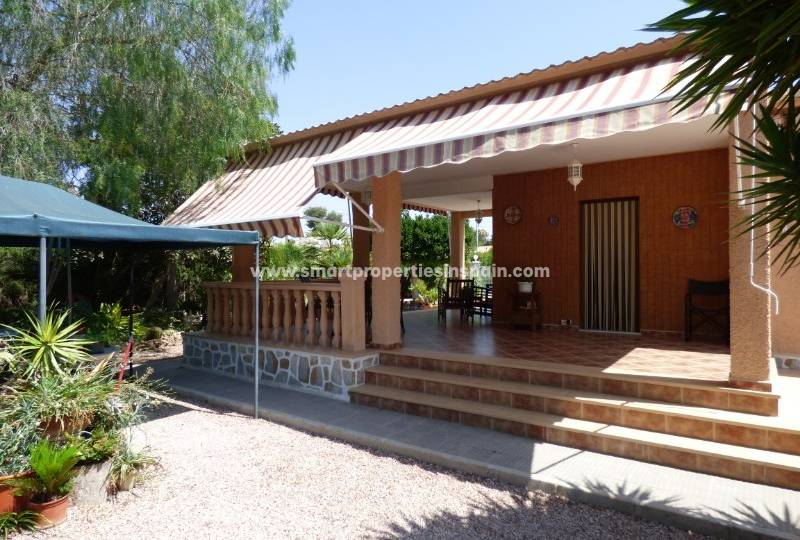 Chalet independiente en venta en urbanización La Marina