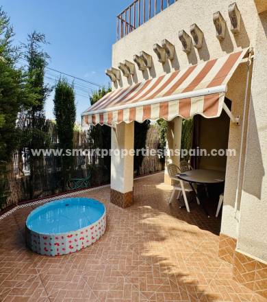 Looking for a house on the Costa Blanca? This bungalow with a pool for sale in the La Marina Urbanizaton is waiting for you