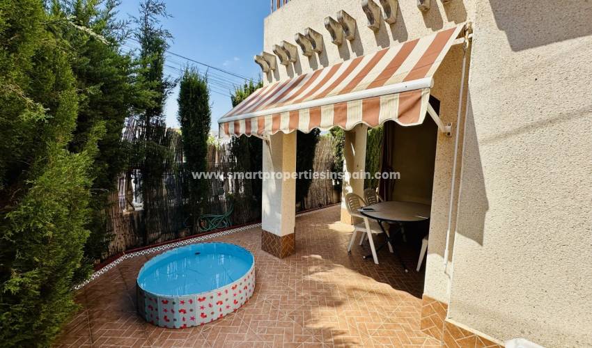 Op zoek naar een huis aan de Costa Blanca? Deze bungalow met zwembad te koop in de urbanisatie La Marina wacht op u