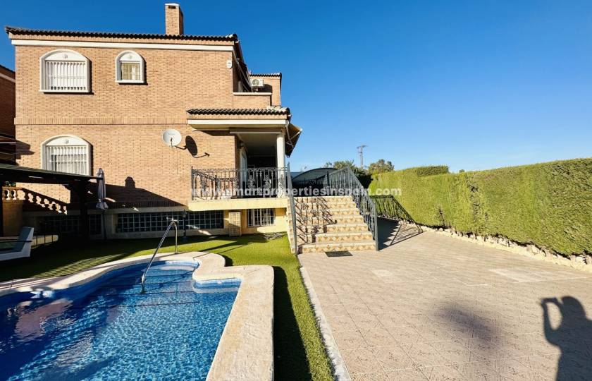 Wenn Sie nach einem Ort zum Leben und Genießen in Spanien suchen, werden Sie diese Villa zum Verkauf in Elche lieben