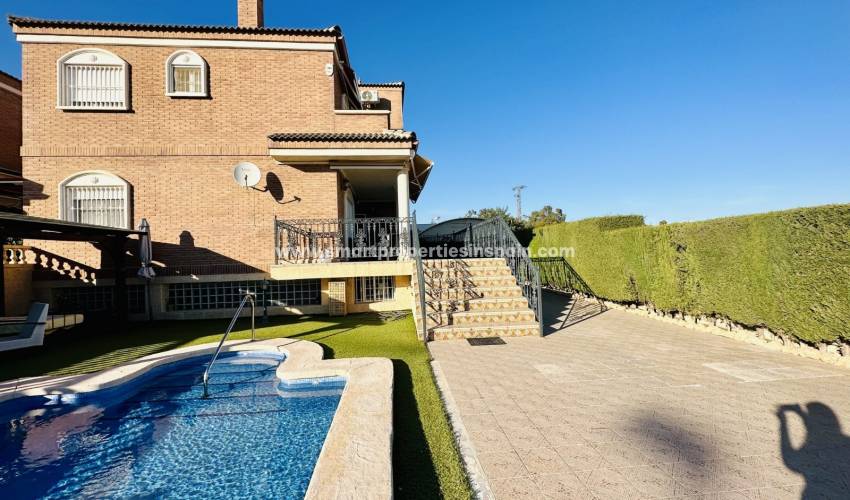 Wenn Sie nach einem Ort zum Leben und Genießen in Spanien suchen, werden Sie diese Villa zum Verkauf in Elche lieben