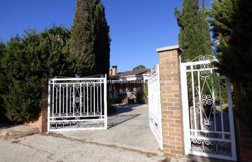 This autumn enjoy the sun in our Country houses for sale in La Marina Urbanization 