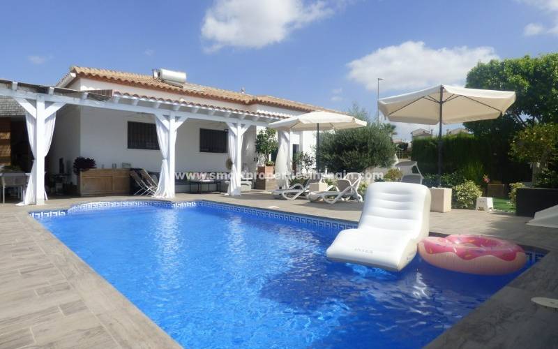 Envie de soleil et d'intimité ? Vous allez adorer cette villa individuelle à vendre dans l'urbanisation La Marina