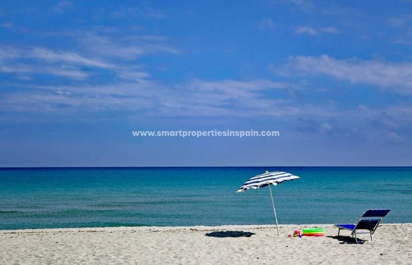 Genießen Sie in diesem Sommer die herrlichen Strände der Costa Blanca und entspannen Sie sich in unseren Häusern zum Verkauf in der Urbanisation La Marina