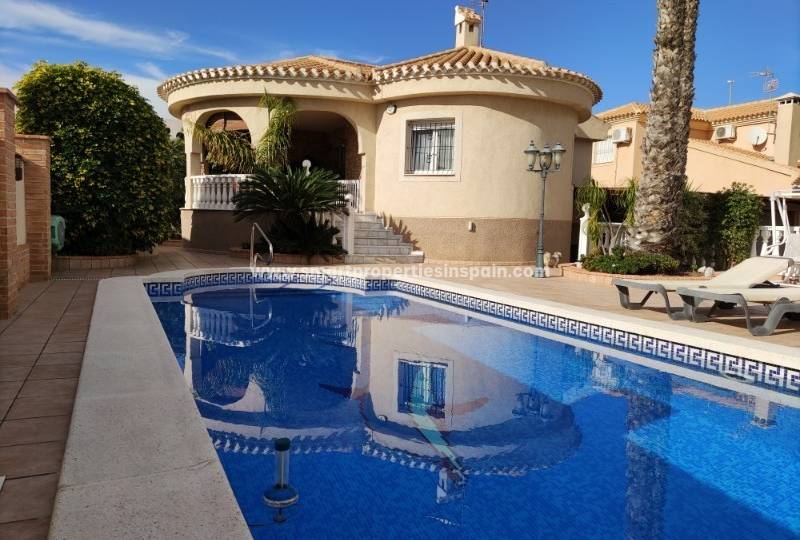 Are you looking for a place to unwind on the Costa Blanca South? Ask our real estate agents in urbanization La Marina