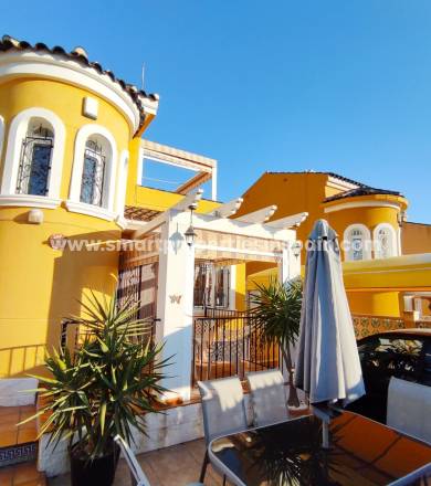 Profitieren Sie von dem reduzierten Preis dieser freistehenden Villa zum Verkauf in der Urbanisation La Marina, die wir Ihnen exklusiv anbieten