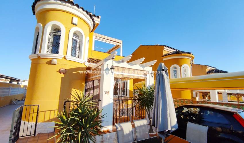 Profitieren Sie von dem reduzierten Preis dieser freistehenden Villa zum Verkauf in der Urbanisation La Marina, die wir Ihnen exklusiv anbieten