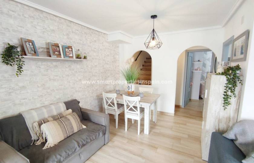 Discover this pearl located on the Costa Blanca: in this attractive Semi detached villa for sale in La Marina Urbanization you will live in peace and quiet