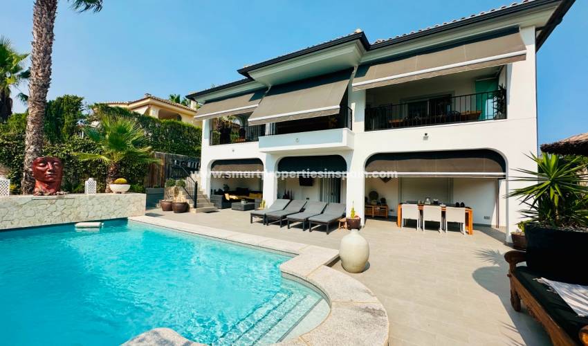 Haz tus sueños realidad en esta villa independiente en venta en urbanización La Marina