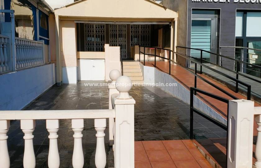Discover the benefits of investing in this commercial property for sale in La Marina Urbanization