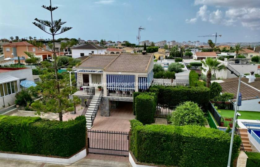 5 Gründe, warum diese unabhängige Villa zum Verkauf in der Urbanisation La Marina Ihr ideales Zuhause an der Costa Blanca ist