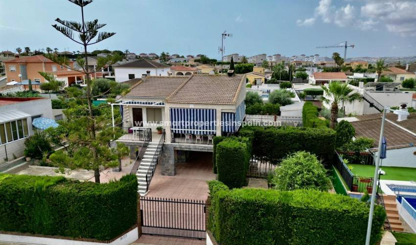 5 Gründe, warum diese unabhängige Villa zum Verkauf in der Urbanisation La Marina Ihr ideales Zuhause an der Costa Blanca ist