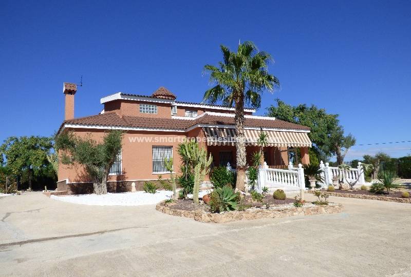 Dit najaar genieten van de zon in deze prachtige vrijstaande villa te koop in Elche