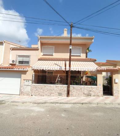 Do you love to bring your family together on holidays? This is the detached villa for sale in La Marina urbanization you are looking for on the Costa Blanca