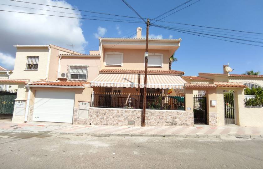 Vous aimez réunir votre famille en vacances ? Voici la villa individuelle à vendre dans l'urbanisation de La Marina que vous recherchez sur la Costa Blanca