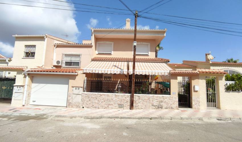 Do you love to bring your family together on holidays? This is the detached villa for sale in La Marina urbanization you are looking for on the Costa Blanca