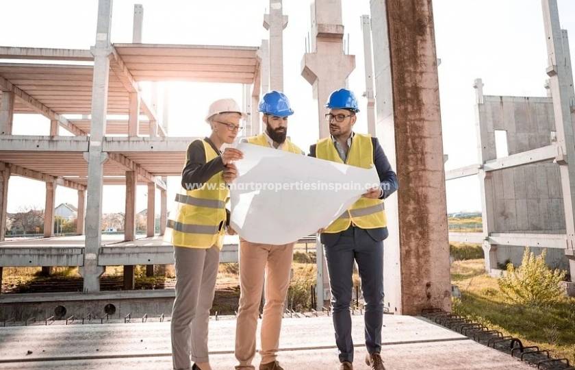 Möchten Sie Ihr Traumhaus an der Costa Blanca Süd bauen? In unseren zum Verkauf stehenden Grundstücken in der Urbanisation La Marina finden Sie die perfekte Lage