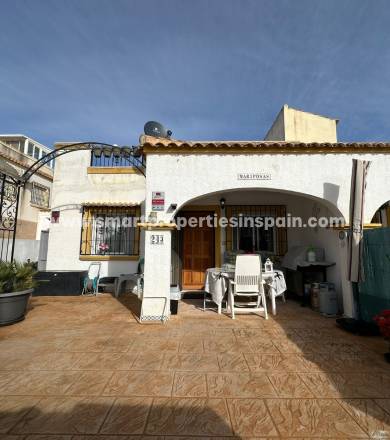 Enjoy the sun and peace in this chalet for sale in La Marina Urbanization