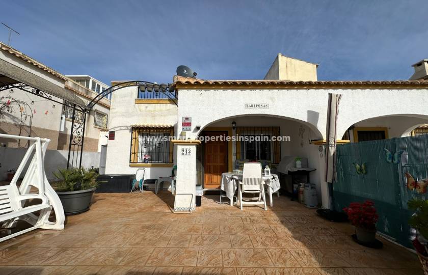 Chalet à vendre dans l’urbanisation La Marina avec terrasse ensoleillée et orientation sud